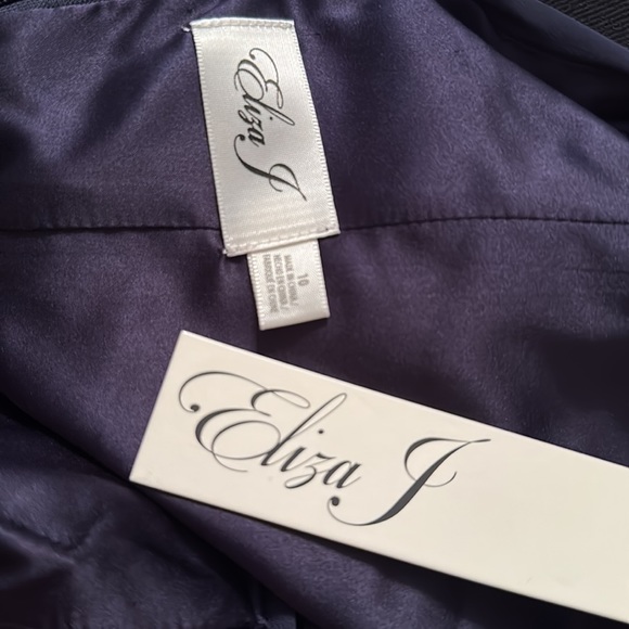 Eliza J
Embellished
High/Low Chiffon
Dress Gown Navy Blue size 4 6 8 10 or 16 - Picture 13 of 15